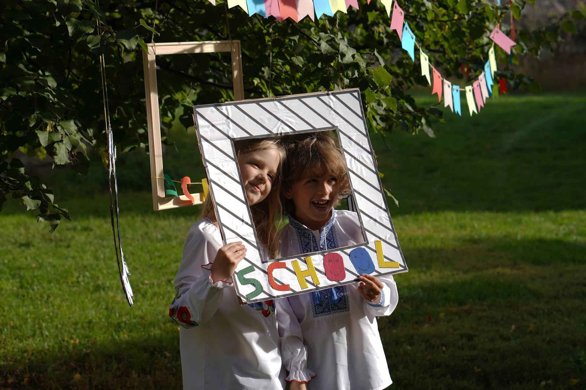 Doi elevi stau pentru o fotografie în prima zi de școală, în Sibiu, pe 1 octombrie 2022. Foto: Andreea Câmpeanu