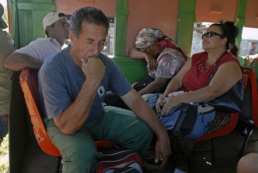 Grupul navetiștilor căzuți pe gânduri (din tren). Au povestit, au pozat, au mâncat, s-au uitat la câmpurile de trestie de zahăr, au supt acadele (o sfântă tradiție pe orice tren cubanez) și acum, gata, nu mai au nimic de spus.