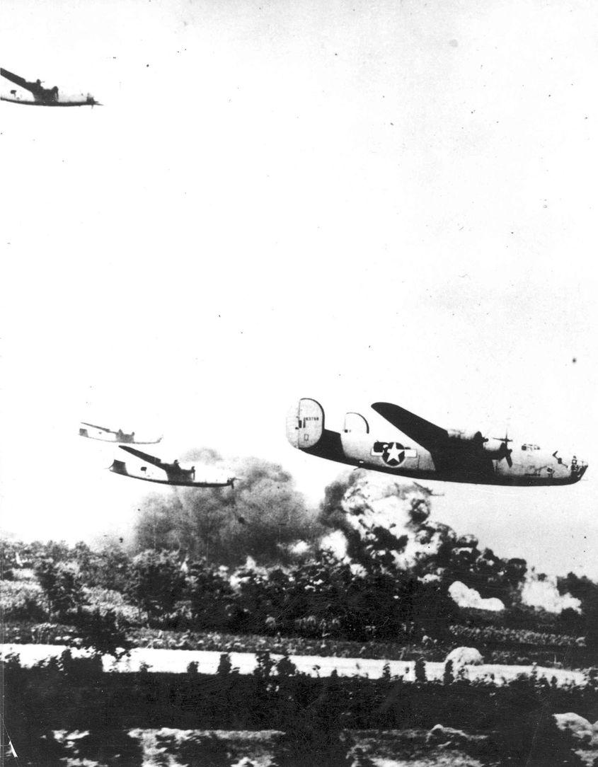 Avioane B-24 atacând Ploieștiul în 1944. Foto: U.S. Air Force