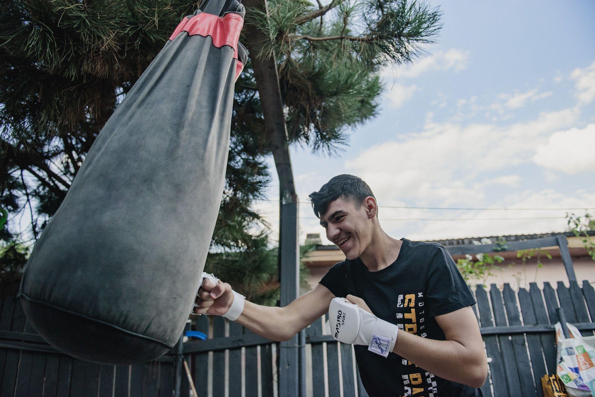 Darius și sacul de box din curtea casei lor din Colentina