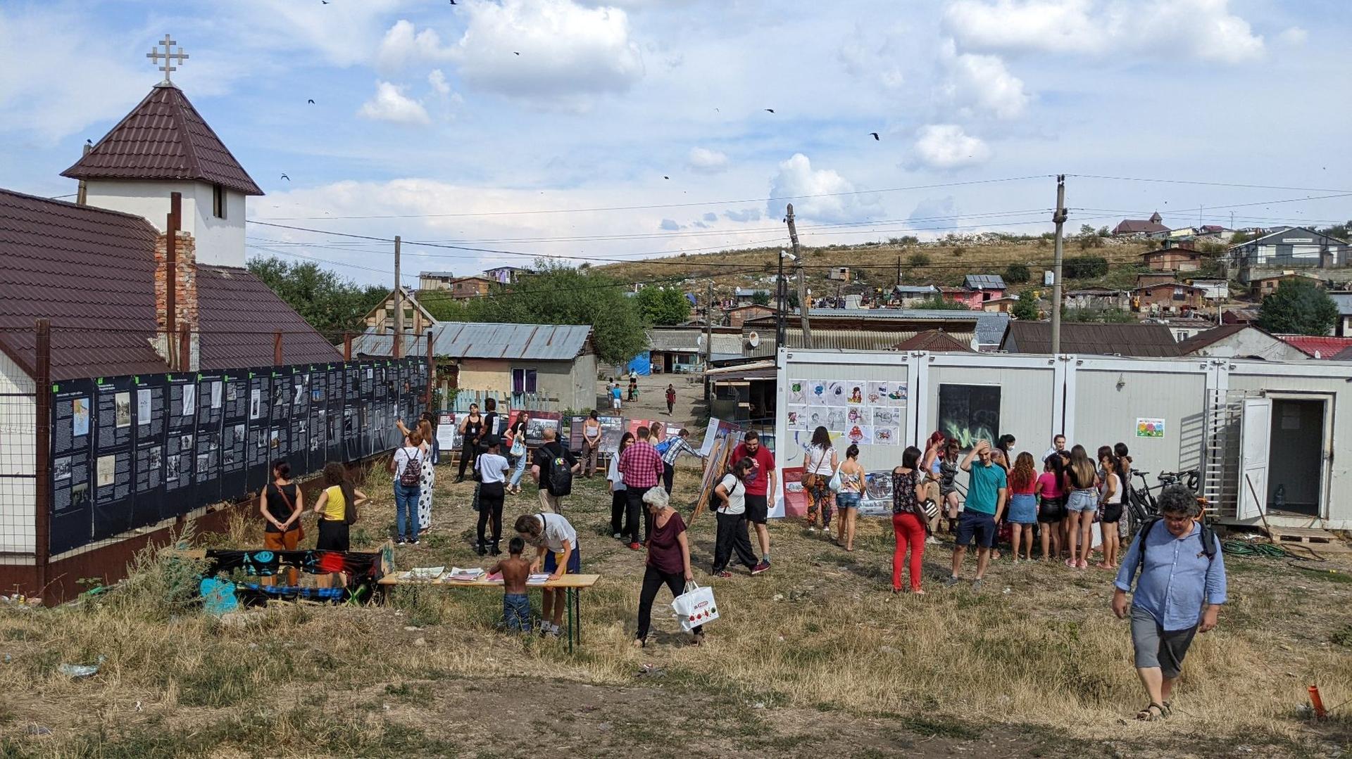 Zona Pata Rât, alipită de Cluj-Napoca, e locuită de o comunitate mare de clujeni, care locuiesc pe fosta rampă de gunoi ne-ecologizată nici până astăzi. Foto: Radul Molnar la festivalul comunității Khetane în 2022