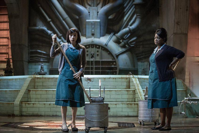 Sally Hawkins și Octavia Spencer joacă rolul unor femei de serviciu dintr-o bază secretă a armatei.