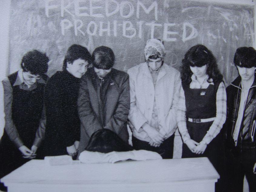 Fotografie din 1984, realizată la finalul clasei a XII-a de colegii lui Cătălin Bia de la Liceul Nicolae Bălcescu din Cluj-Napoca. Foto: Arhiva personală