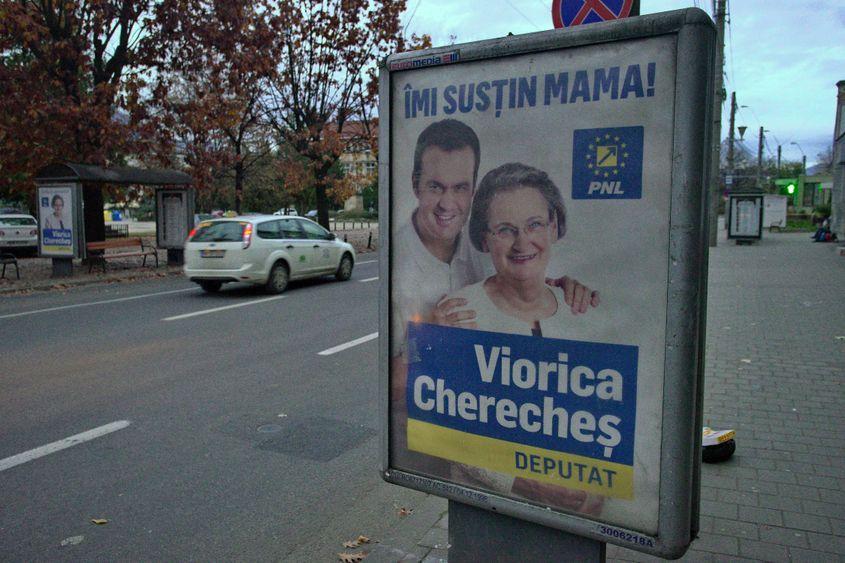 Cătălin Cherecheș apare pe afișele electorale ale mamei sale, Viorica Cherecheș, care candidează la alegerile legislative, la Baia Mare, sâmbătă, 5 octombrie 2016. Inquam Photos / Ghiță Porumb