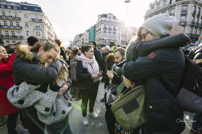 Îmbrățișări în Bruxelles, a doua zi după atentate. Fotografii de Octavian Cărare.