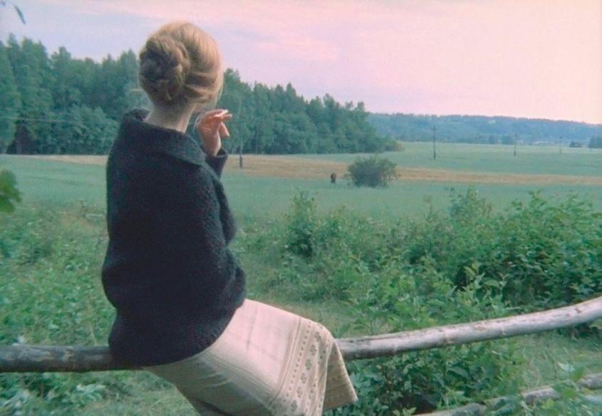 Imagine din filmul "Oglinda", regizat de Andrei Tarkovski.