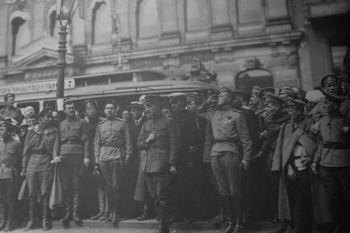 15 iunie 1917, Petrograd. Președintele Consiliului de Miniștri al Guvernului Provizoriu – A.F. Kerenski – asistă la trecerea militarilor participanți la funeralii.