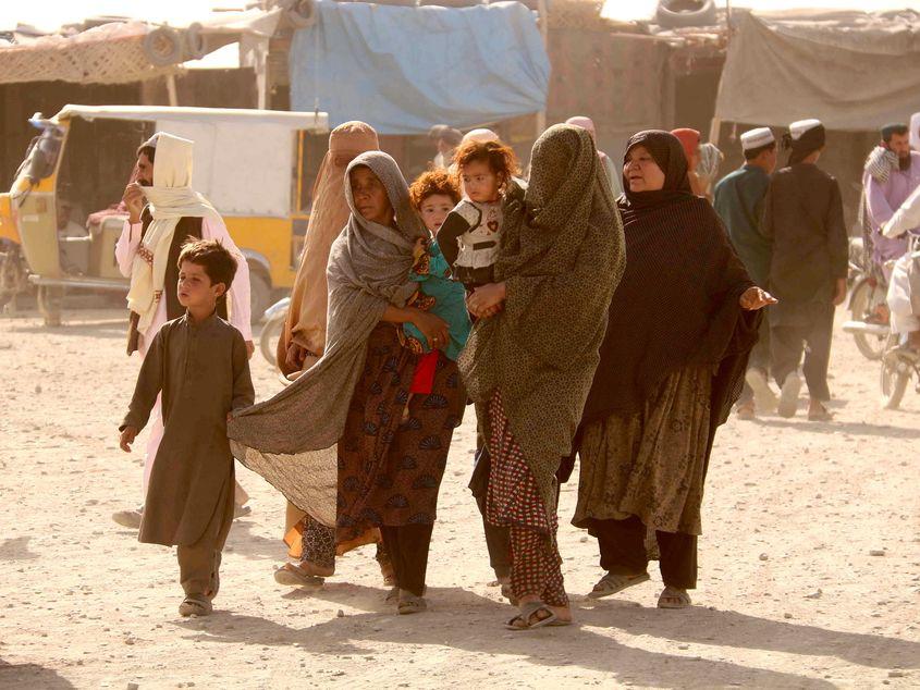 Mii de femei afgane au încercat în zadar să scape din țară în urma preluării puterii de către talibani.
Foto: AKHTER GULFAM / EPA