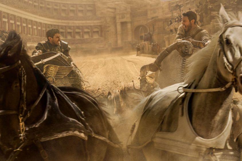 Iuda Ben-Hur (Jack Huston), pe calul alb, în cursa de care de luptă cu fratele său vitreg, Messala Severus (Toby Kebbell)