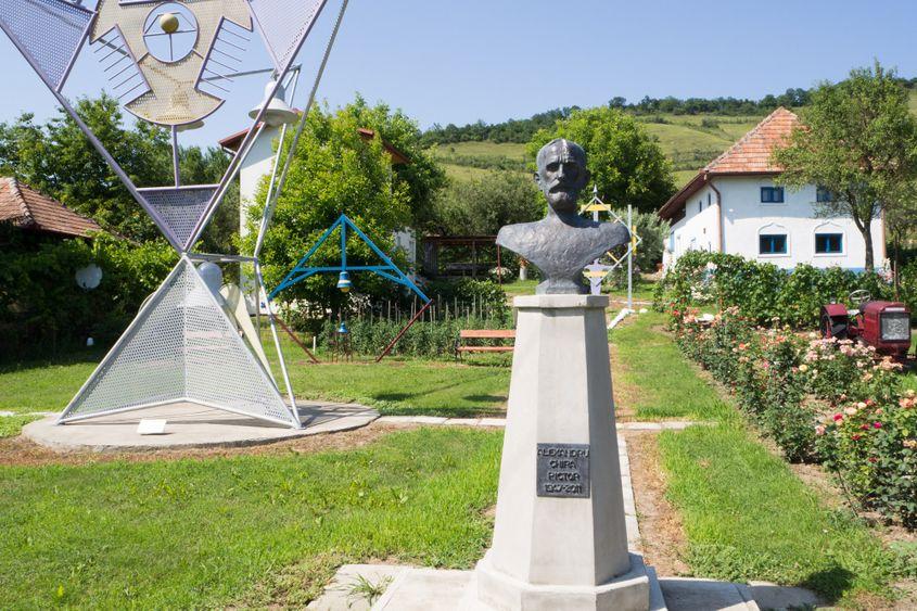 Bustul lui Alexandru Chira, în curtea casei unde s-a născut.
