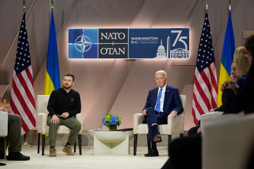 Președintele Ucrainei Volodimir Zelenski și președintele SUA Joe Biden participă la o întâlnire bilaterală în cadrul Summitului Organizației Tratatului Atlanticului de Nord (NATO) la Walter E. Washington Convention Center în Washington, DC, SUA, 11 iulie 2024. EPA/CHRIS KLEPONIS / POOL