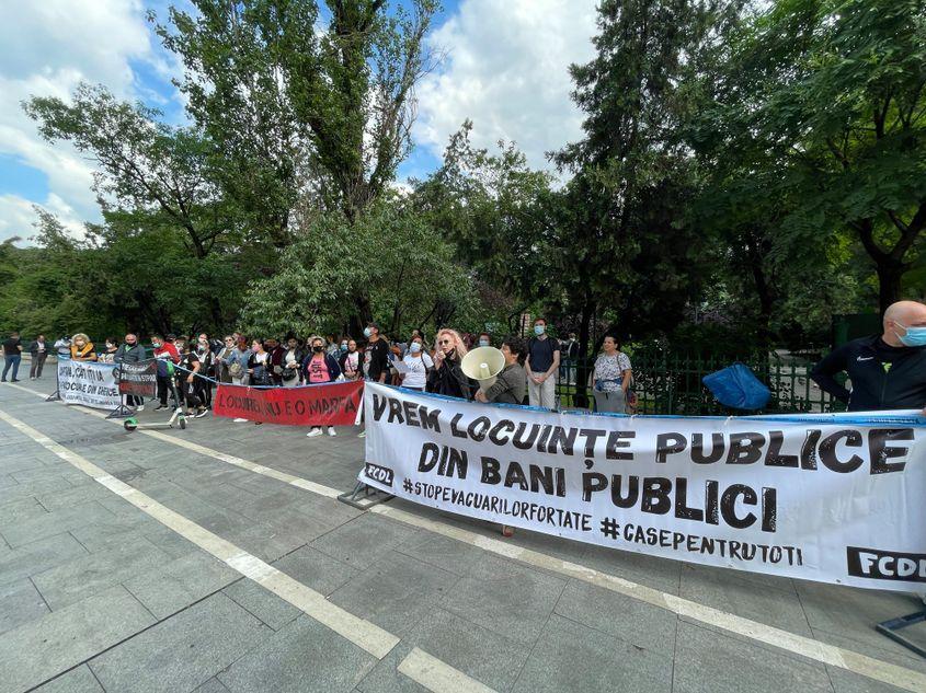 Unul din nenumăratele proteste pentru finalizarea construcției de locuințe sociale din cartierul Ghencea, care au avut loc în fața Primăriei Municipiului, în iunie 2021. Foto: Frontul Comun pentru Dreptul la Locuire
