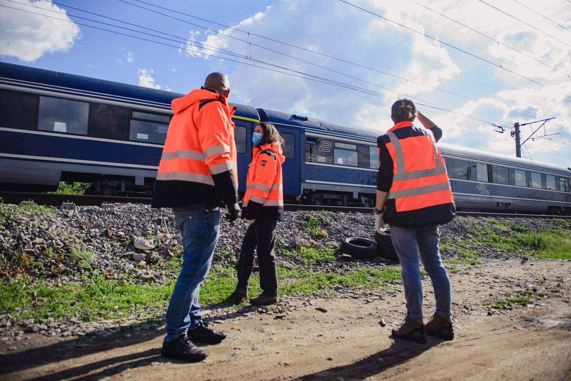 La marginea Bucureștiului, fix lângă linia de tren, acolo unde asfaltul s-a terminat, și odată cu el și apa curentă sau canalizarea.