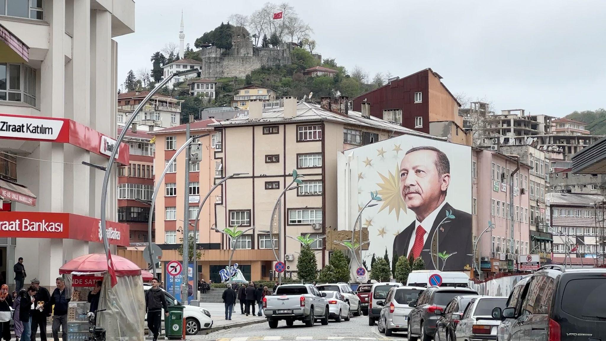 Erdogan, pe fațada unei clădiri din Rize, în provincia de origine a familiei lui. Foto: Carolina Drüten