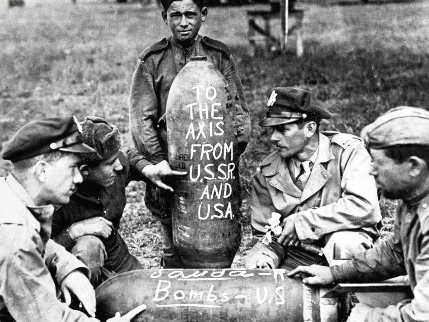 Sodați americani și sovietici pe frontul de Est 1944. Mesajul de pe bombă: Către forțele Axei, din partea SUA și URSS. Foto: Arhiva