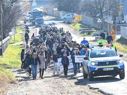 Copiii sunt folosiți la protestele antivaccin din Suceava. Autoritățile au deschis o anchetă