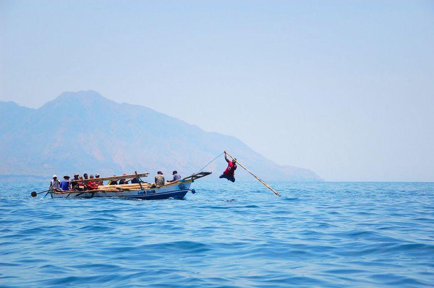 Băştinaşii din Lamalera (Indonezia) au voie să vâneze balene pentru a trăi. Sursa foto: YouTube