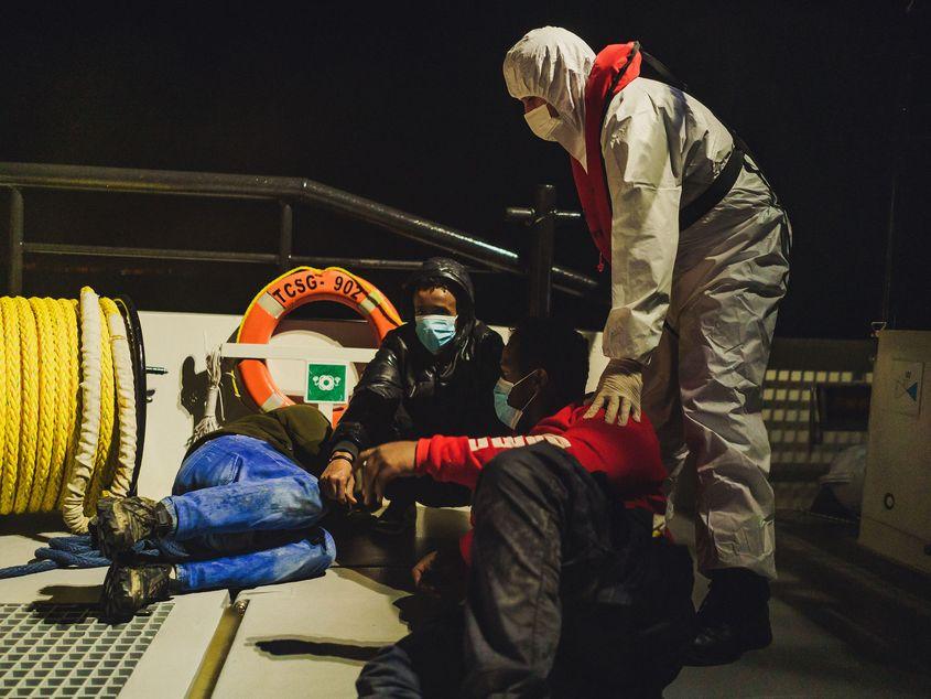 Migranți salvați de pe mare, după ce au fost descoperiți plutind în derivă în apele teritoriale dintre Grecia și Turcia. Aprilie 2022. Foto: Ioana Epure, PressOne 