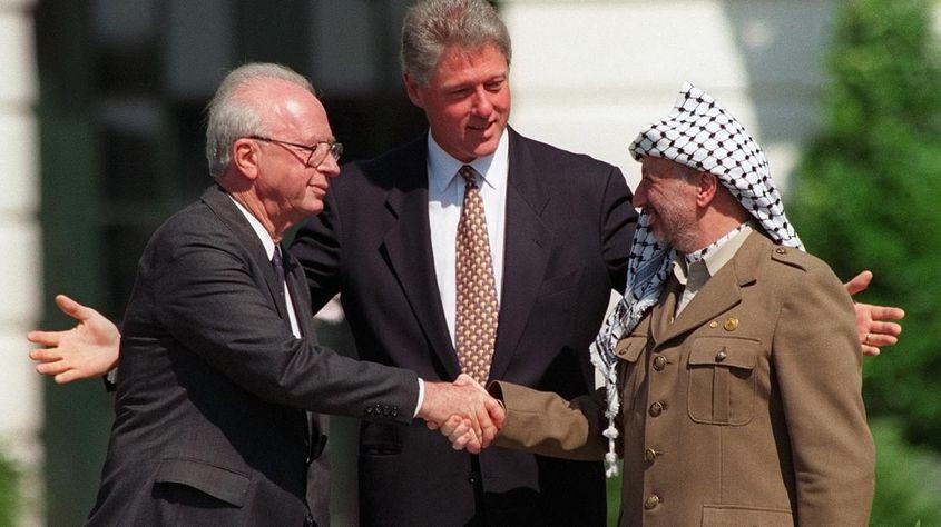 Istorica strângere de mână dintre premierul israelian Yitzhak Rabin și liderul palestinian Yasser Arafat, care a avut loc pe peluza Casei Albe, sub privirile președintelui Bill Clinton, în septembrie 1993.