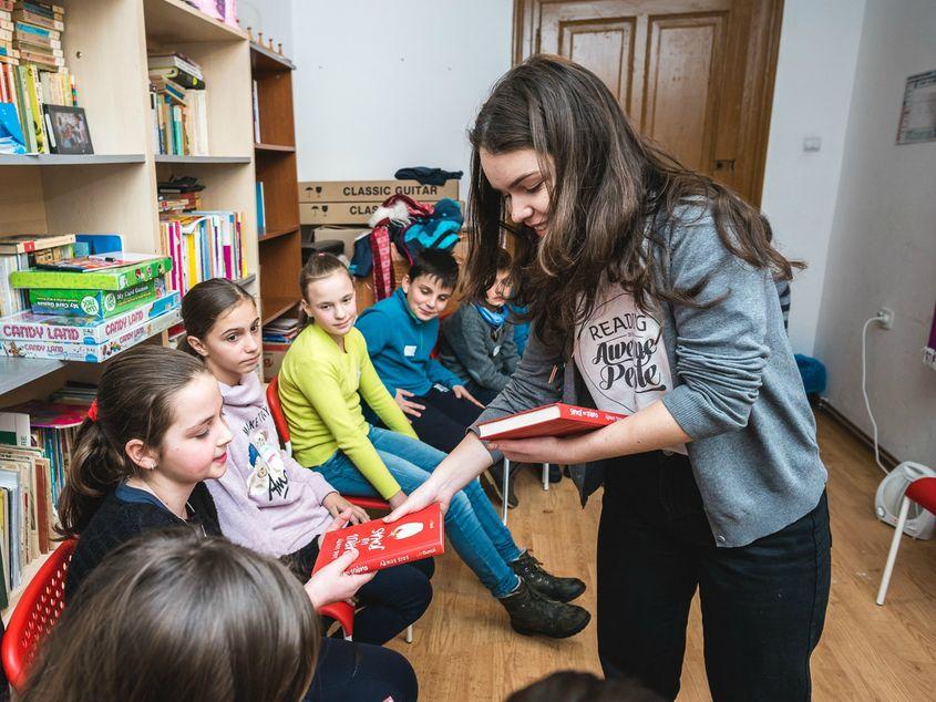 Alexia Manea şi copiii care o aşteaptă lună de lună la Cristian. Foto: Schliemann Enoh