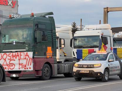 Camioane interzise de lege pe șosele, aduse la protestul transportatorilor. Protestatarii cer plafonarea RCA, dar unii dintre ei circulă pe blat