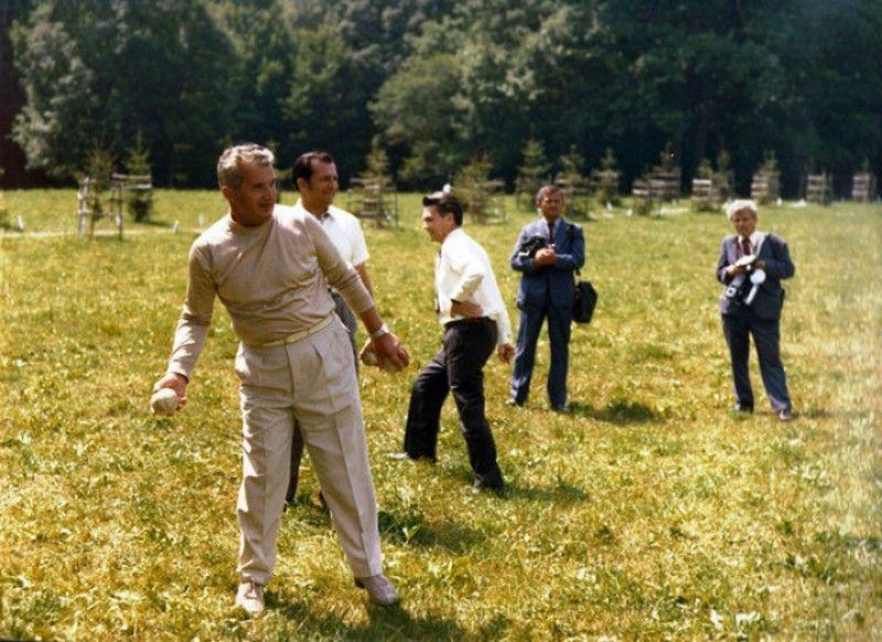 Secondat în sporturi de relaxare de Ion Iliescu, cel care avea să-l omoare, Ceaușescu pierduse deja orice legătură cu realitatea. Sursa foto: Fototeca online a comunismului românesc