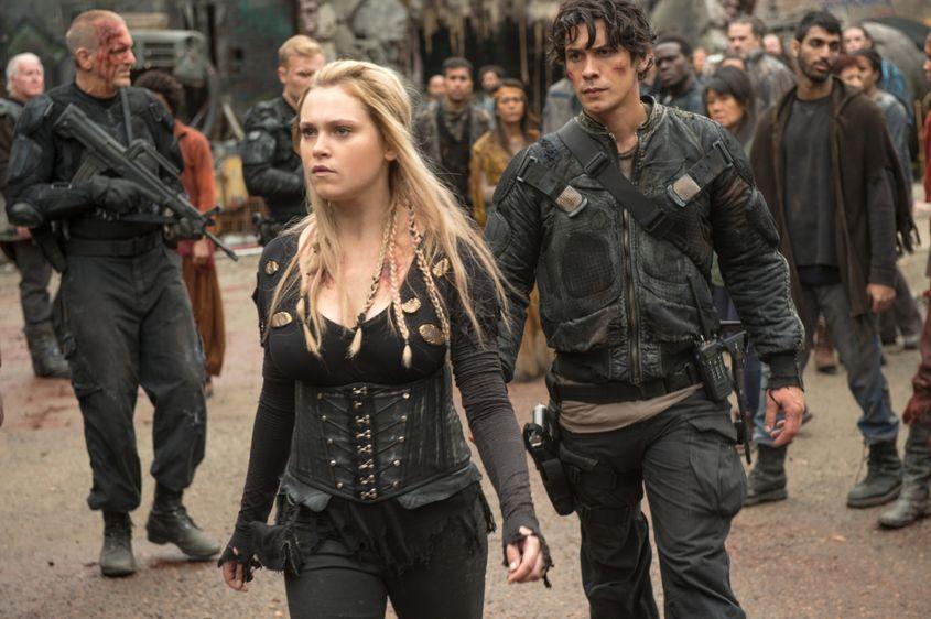 Doi dintre cei 100 sunt Clarke (interpretată de Eliza Taylor) și Bellamy (Bob Morley).