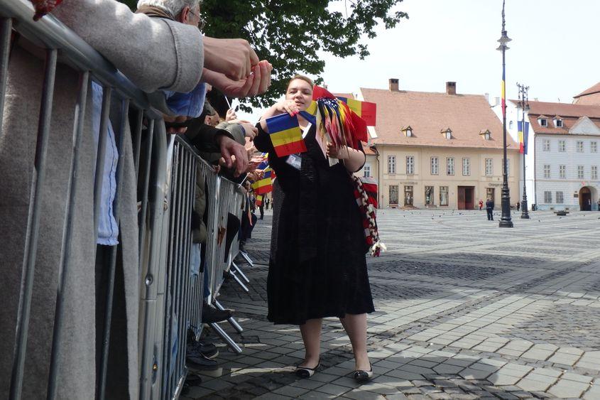 Andrada, de la Președinție, a împărțit oamenilor stegulețe tricolore.