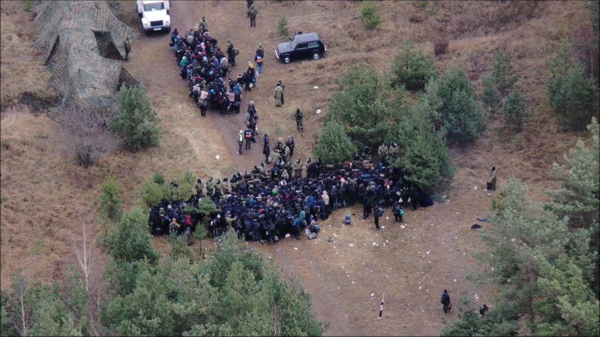 În locul omuleților verzi, dictatorii au la dispoziție acum migranți pe care-i folosesc fără scrupule. Foto: EPA/POLISH BORDER GUARD