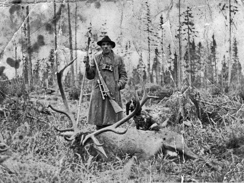 Gheorghe Paşca, în anii '30, când era paznic de vânătoare pe domeniile regale.