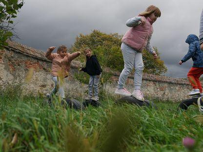 Cum se învață la prima școală ucraineană din Sibiu. „Războiul este un joc al adulților, nu este jocul nostru”