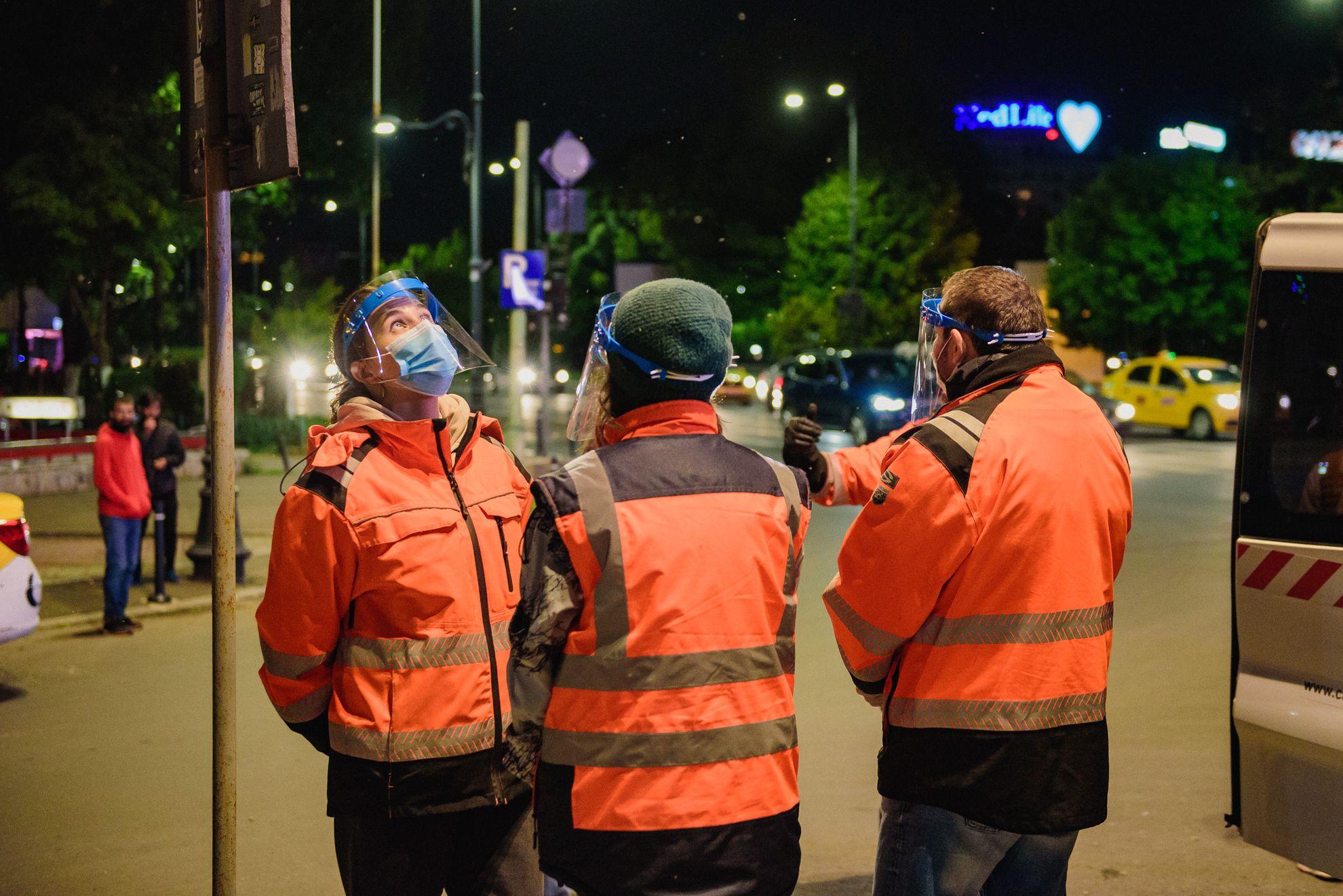 În ciuda riscurilor, ei continuă să iasă pe stradă, pentru a îi ajuta pe cei mai vulnerabili.