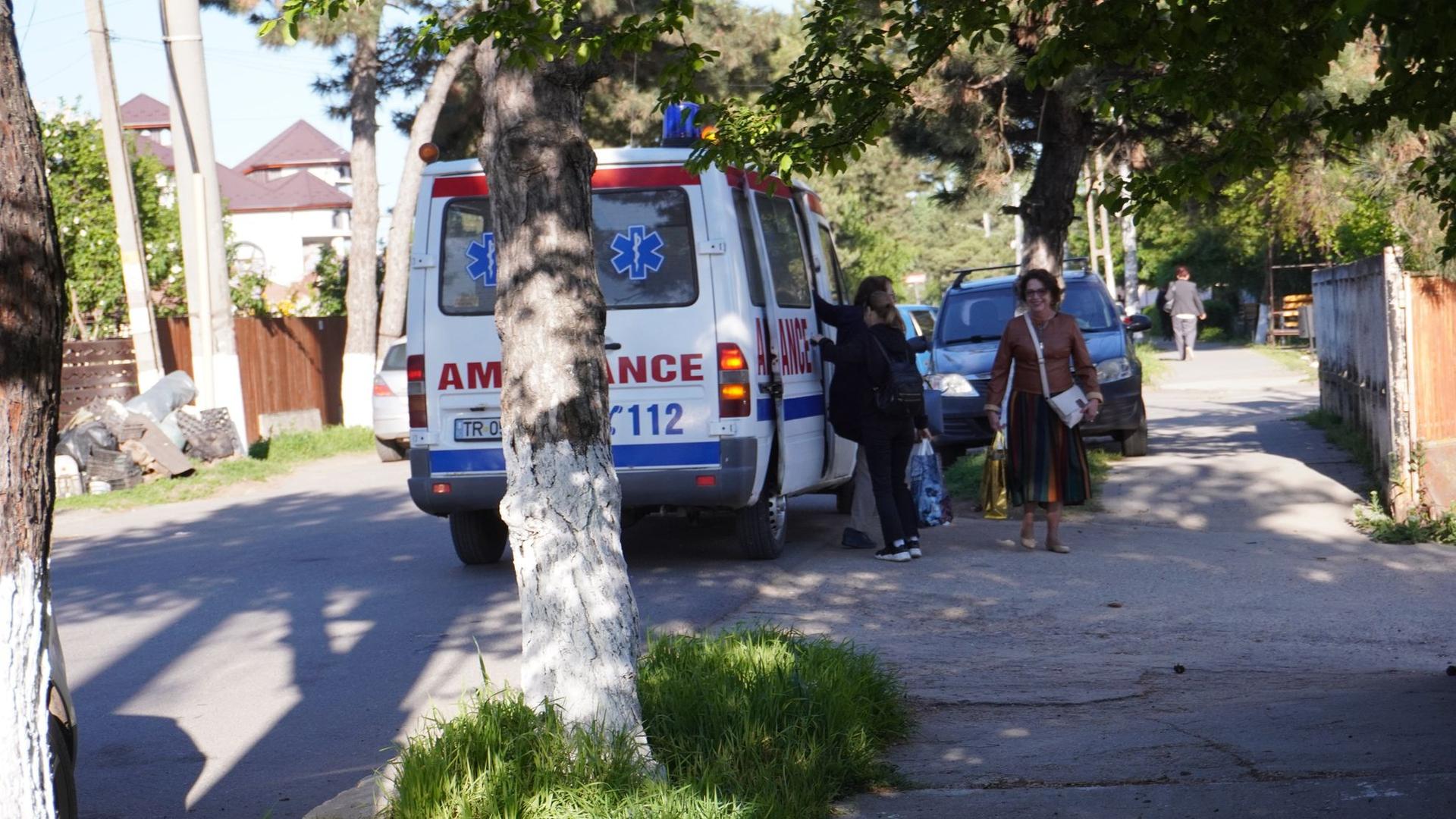 Fără girofar pornit, ambulanța trage pe dreapta în fața policlinicii din Videle și din mașină coboară trei femei. Foto: Laura Popa 