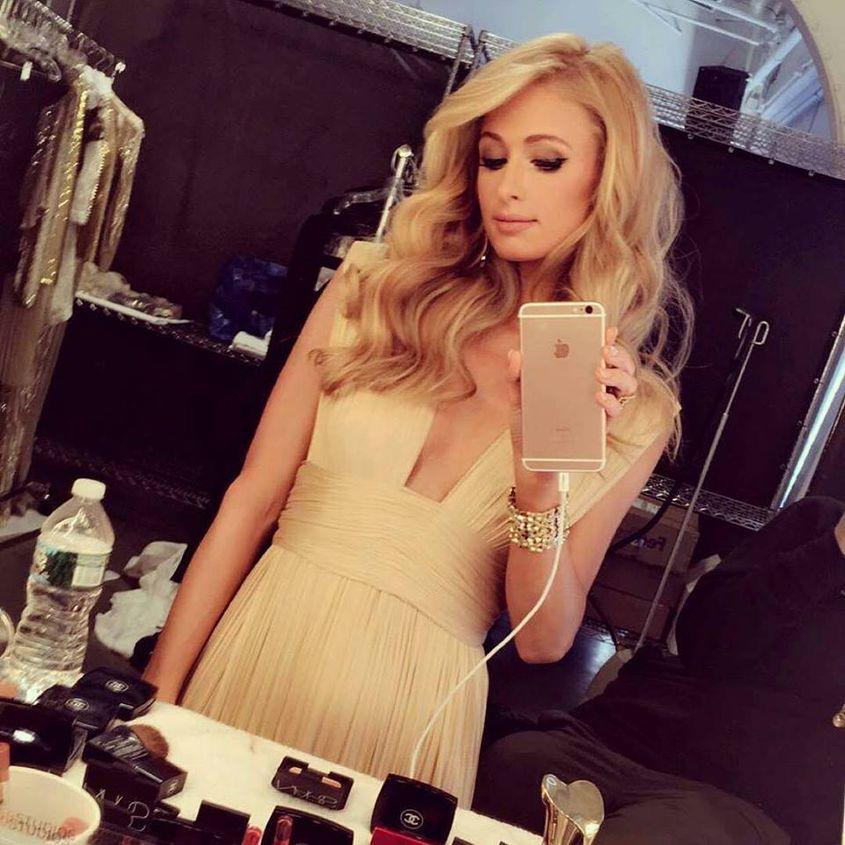 Paris Hilton a postat pe Instagram un selfie cu o rochie MLH.