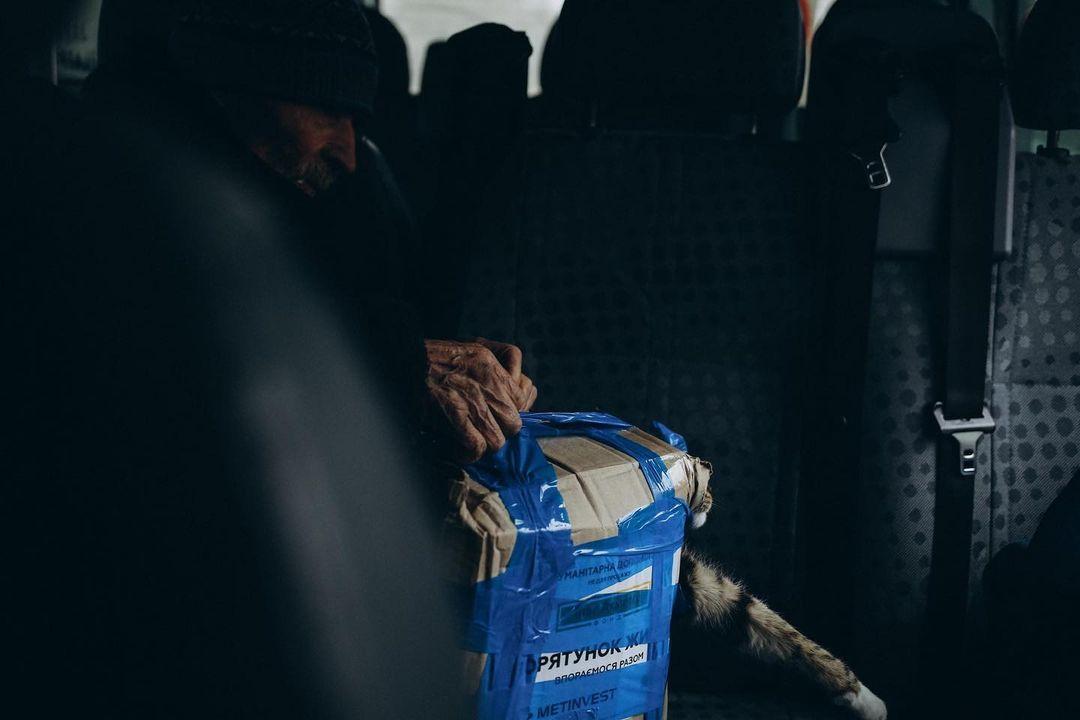 Civil evacuat și pisica lui, într-o cutie de transport improvizată. Foto: Khrystyna Lutsyk 