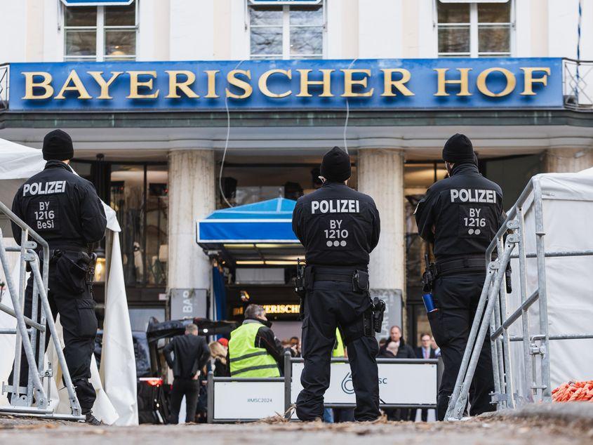 Locul principal de desfășurare a conferinței, Bayerischer Hof, cu securitatea obișnuită a poliției în timpul conferinței. Foto: Karl-Josef Hildenbrand/MSC/Karl-Josef Hildenbrand