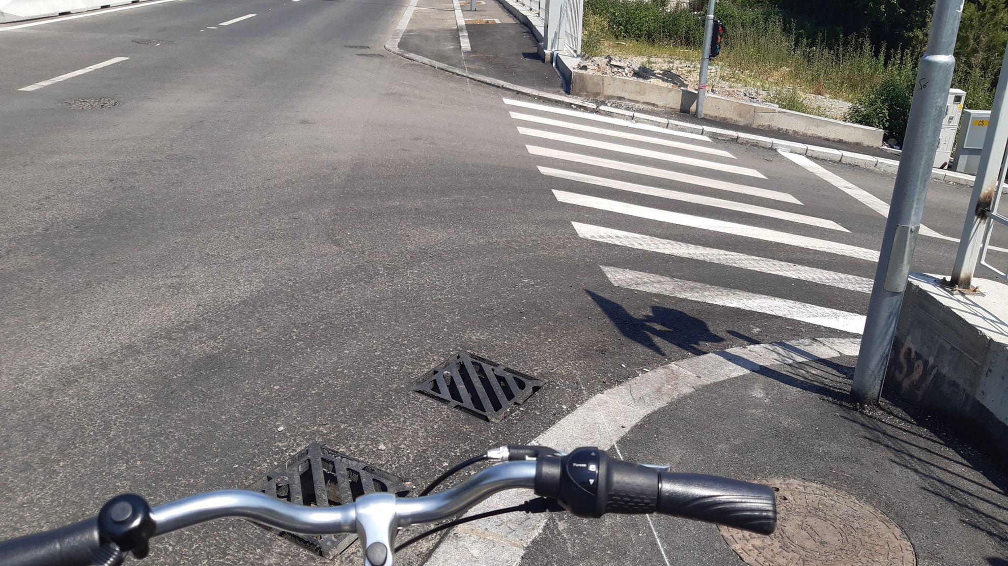 Pista de pe Fabrica de Glucoză - surpriză pe pistă, două guri de canalizare în care roțile bicicletei pot rămâne blocate.