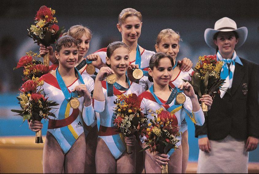 Echipa de aur a României de la Sydney 2000: Andreea Răducan, Maria Olaru, Simona Amânar, Loredana Boboc, Andreea Isărescu, Claudia Presecan. Foto: Federația Română de Gimnastică