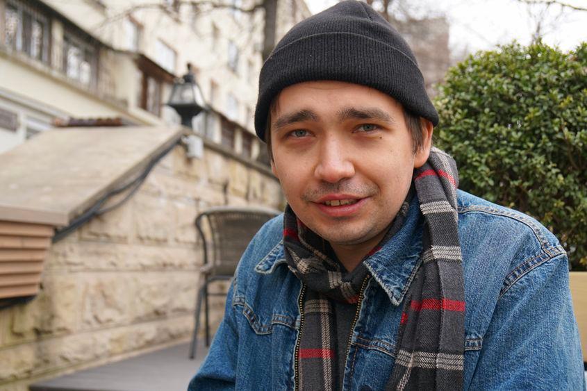La grădiniță și la școală, Mihai Călărașan își amintește că a învățat că Rusia era prietenă, iar Moldova era inamicul. „Când trăiești acolo, crezi rahatul ăsta”, spune el. Foto: Carolina Drüten