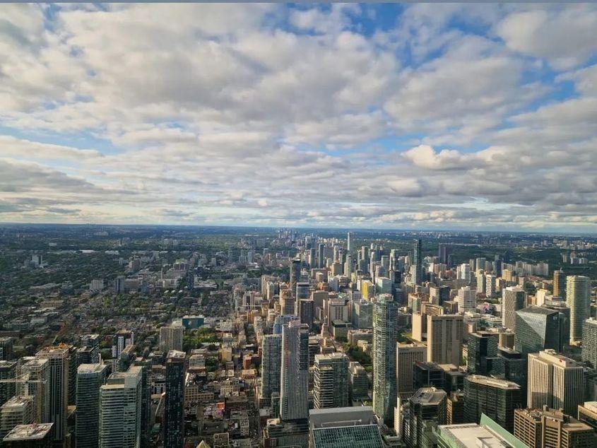 Priveliștea din CN Tower, Toronto, Canada. Foto: arhiva personală Răzvan Filip 