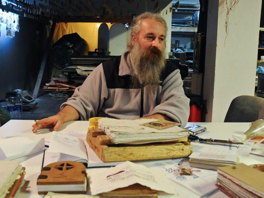 Răzvan Supuran visează să creeze o bibliotecă unică - 100 de cărţi esenţiale, tipărite pe hârtie făcută cu mâinile lui. Fotografii: Lucian Muntean