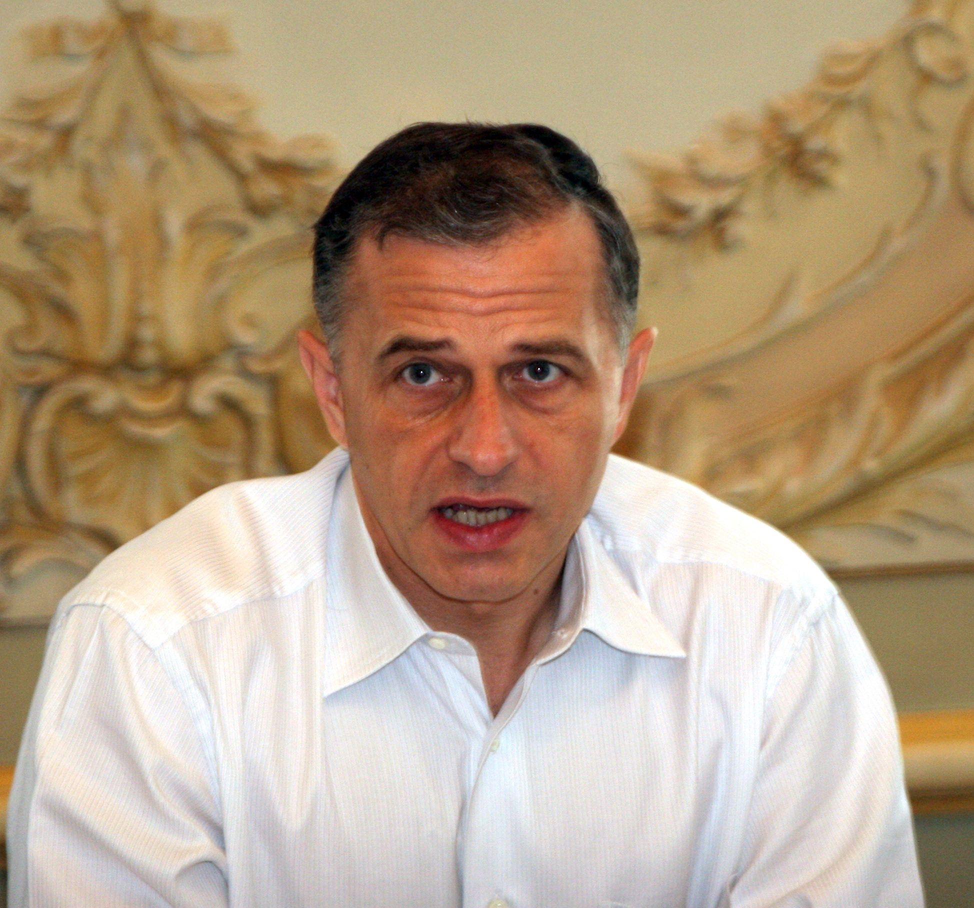 In the Agerpres archive there is a photograph dated July 18, 2005, the day Mircea Geoană defended his doctorate. Geoană was photographed during the meeting of the PSD National Permanent Bureau (PHOTO: AGERPRES / Lucian Tudose)