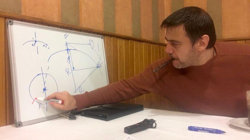 Cristian Andrei, explicând teoria Pământului plat. Foto: Matei Bărbulescu
