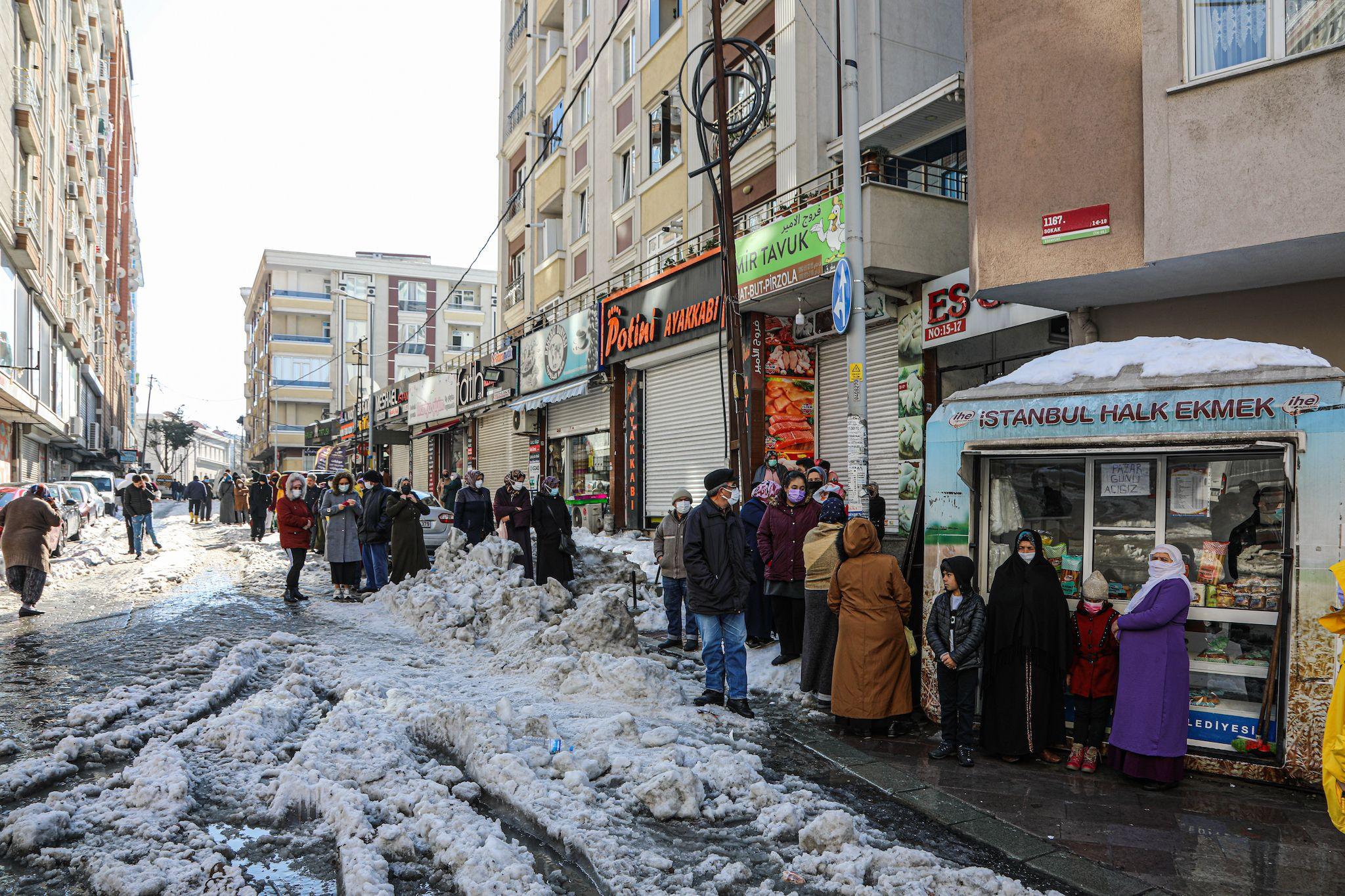 Coadă la pâine cu preț subvenționat de primărie, în Istanbul, pe 1 februarie 2022. Foto: Murat Bay