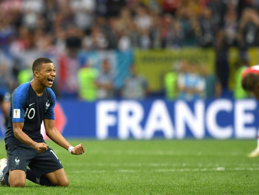 Mbappé, fericit, Modrić, prăbuşit, la finalul finalei. Sursa foto: Fifa.com