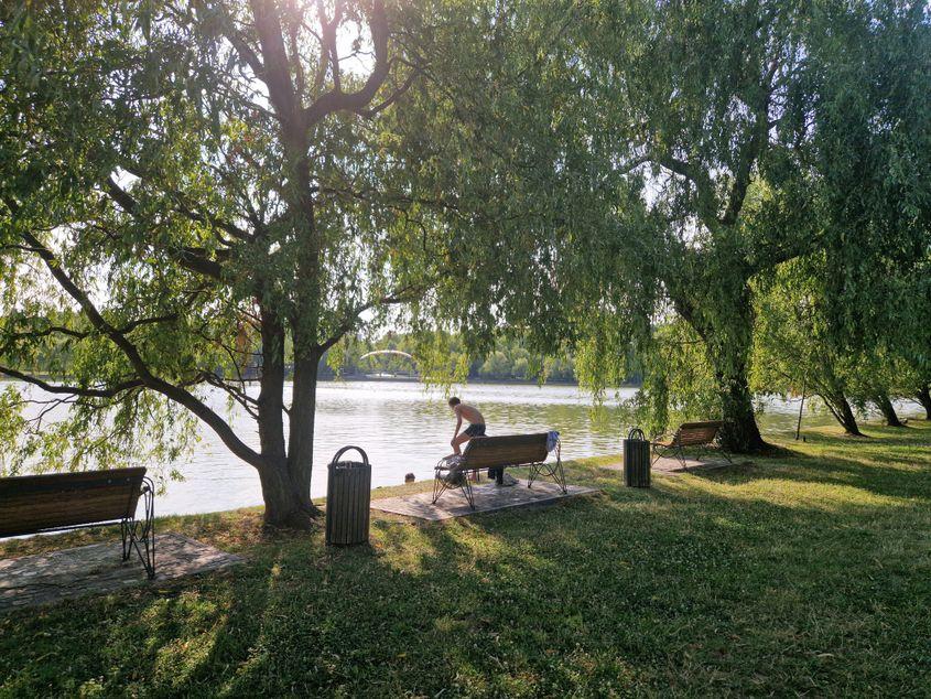 37 de grade și 3 puștani care se scaldă în lacul IOR. Foto: Răzvan Filip