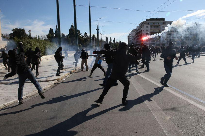 Peste 60.000 de oameni au protestat pe 8 martie în Atena împotriva condițiilor care au dus la tragedia feroviară de pe 28 februarie, soldată cu 57 de morți. Foto: EPA/ORESTIS PANAGIOTOU