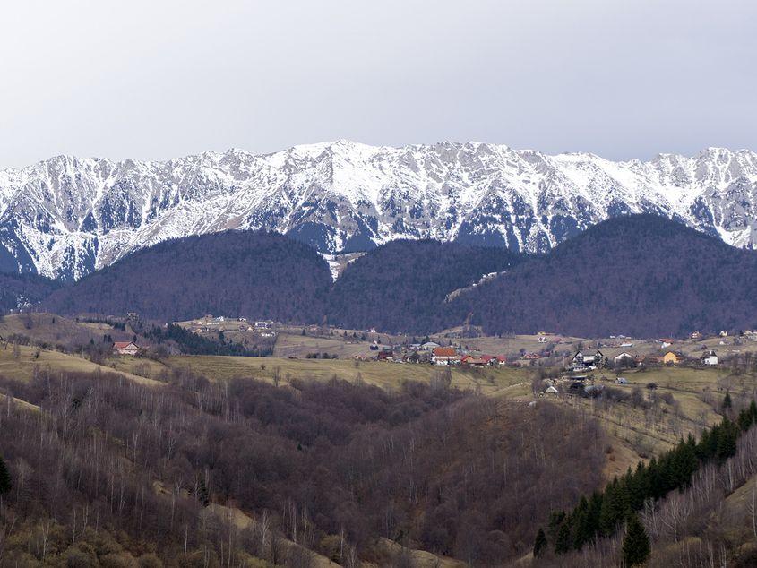 Localitate de la poalele munților Piatra Craiului. Foto: Raul Ștef