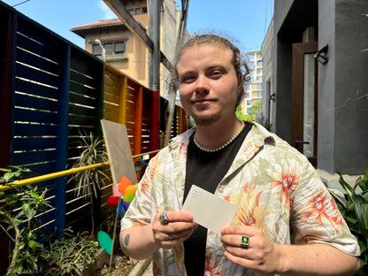 Reportaj: La vot cu Flo, un bărbat transgender. „Noi existăm doar dacă putem fi țapi ispășitori”