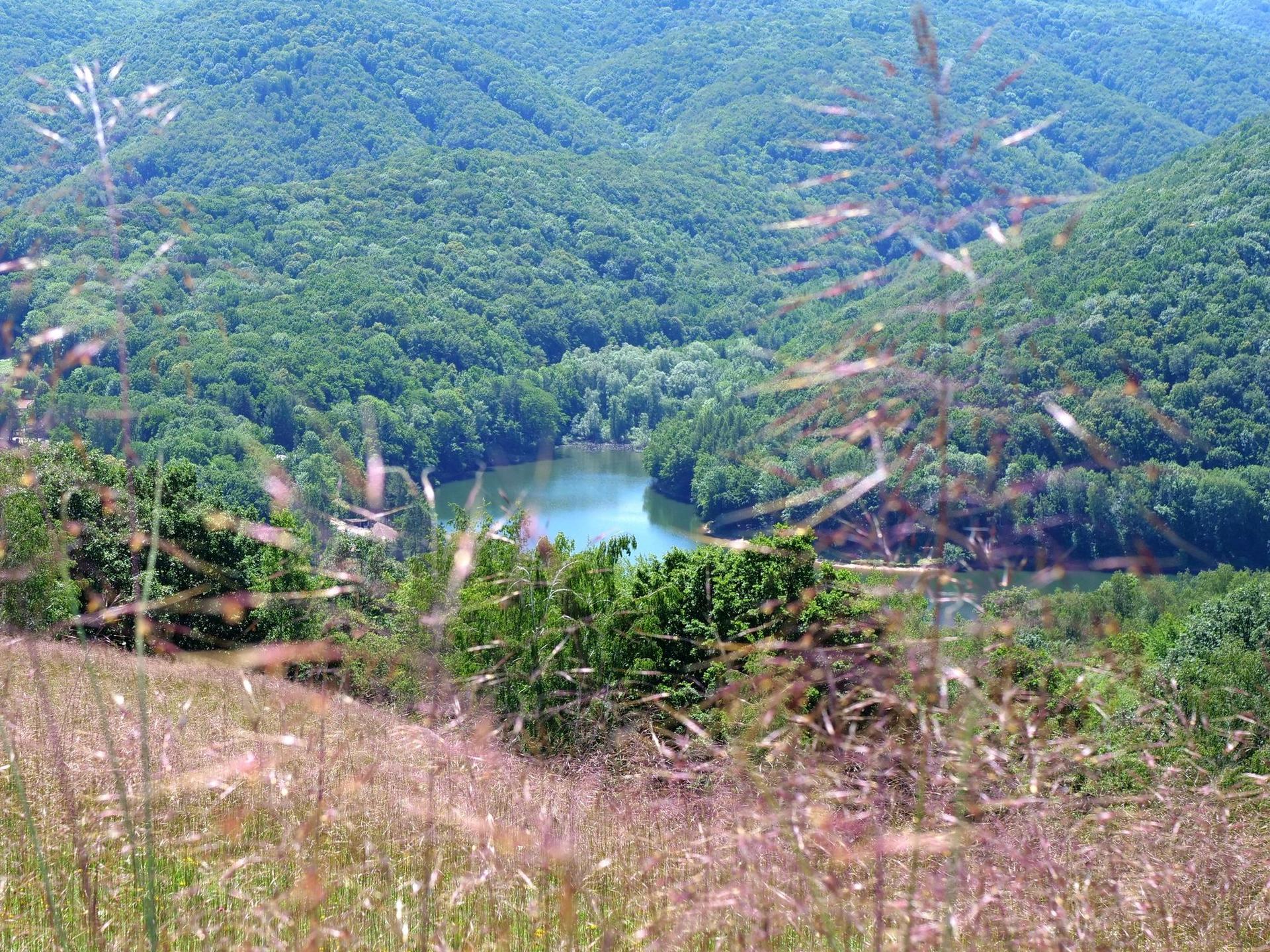 O bucată din Lacul Secu văzut de pe culme